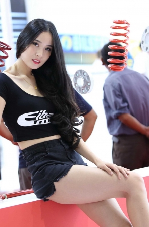 黑色T恤牛仔热裤美腿