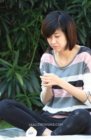 草地上闲聊的一对好闺蜜