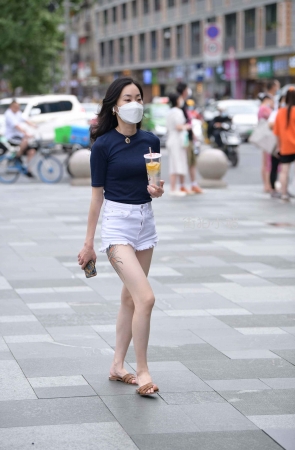 夏日抓拍干净清爽的白热裤女生