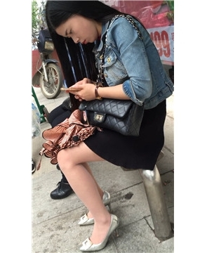 肉色丝袜美足美腿女神公交站等车。