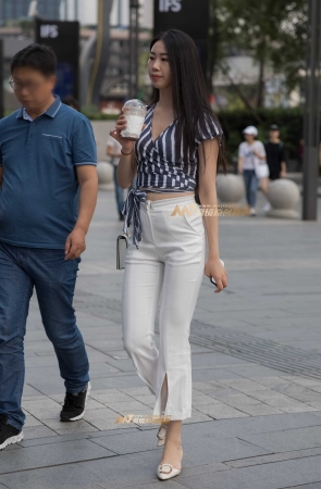 小姐姐不仅长得漂亮 身材也很好