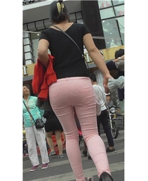 粉色圆臀紧身裤少妇，很有味道的女人！~ [809 MB]