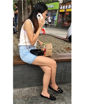 街拍美腿小清新美眉