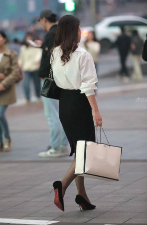 气质黑丝高跟街拍少妇-13P