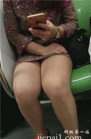 4k-目测不超一米五的肥美包臀裙熟妇。