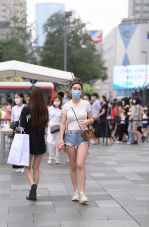 天生爱拍热裤美女