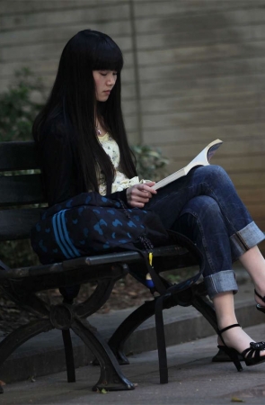 No508 牛仔长丝配凉鞋的穿法相当少见了