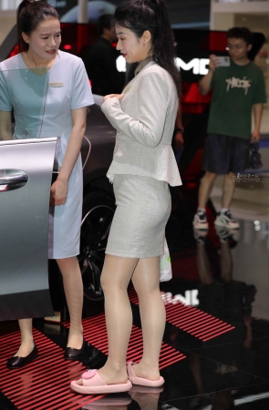 【街拍心灵】车展销售肉丝街拍制服拖鞋