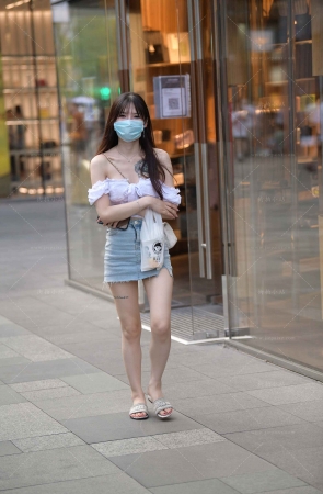 街拍牛仔裙小清新美眉