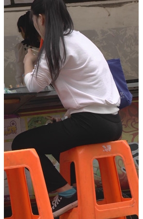 路边吃早餐的妹子