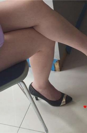 美腿高跟鞋美女。