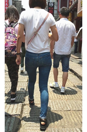 牛仔紧身短发妹子