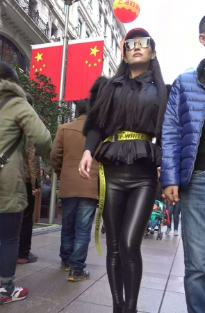 街拍皮裤墨镜女逼格很高