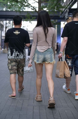 街拍牛仔热裤美腿美眉