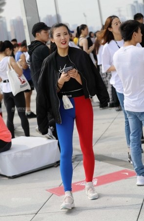 可以下压的紧身美女