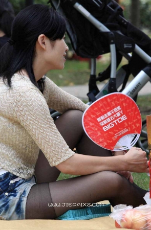 街拍气质少妇牛仔短裤配长黑丝