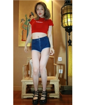 超短牛仔热裤性感美腿红衣女神 [421 MB]