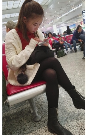 候车室的黑丝美女[719M/MP4]