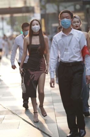 包臀裙大长腿美女