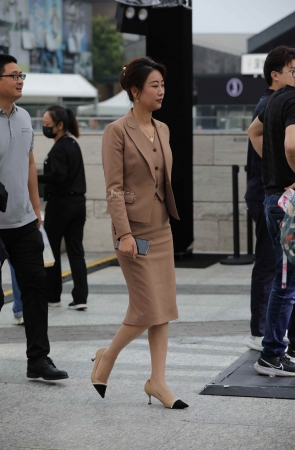 【街拍心灵】女总裁街拍肉丝高跟制服气质哇塞