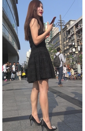 黑色连衣裙美女[1.43G/MP4]