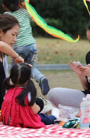 No1713 初长成的少女嫩足和两双超性感的少妇纤足同框出镜 第1套