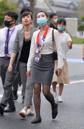 25420-5=31√黑丝职工，在看啥呢～ 7P