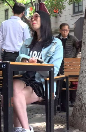 美腿牛仔外套美女