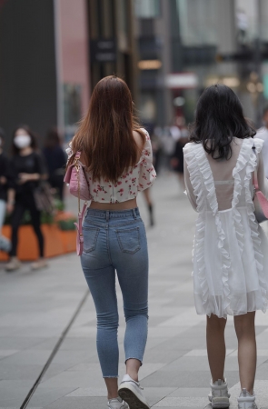 可爱的大长腿美女