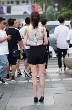 在等闺蜜小姐姐