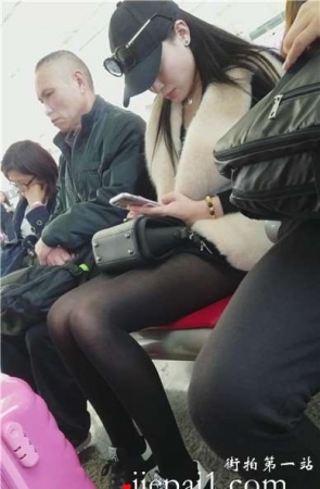 4k-低头玩手机黑丝美腿女神姐姐，太美了。