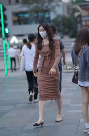 街拍棕灰色长裙美女