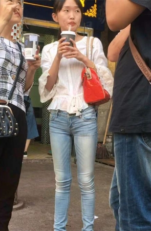 街边的牛仔小妹紧绷宽臀