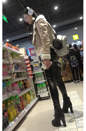 超市里时尚的皮裤小姐姐