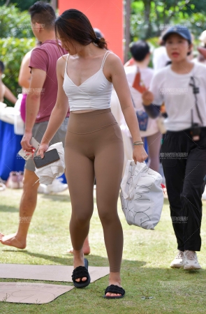 米色瑜伽裤美女