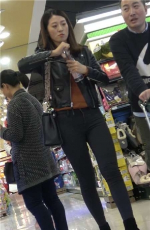 4K 商场偶遇黑衣黑裤气质美女 [927 MB]