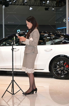 裙装黑丝的售车主播