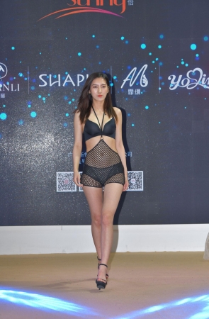 一模好几款内衣~