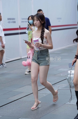 街拍麻花辫热裤女孩儿