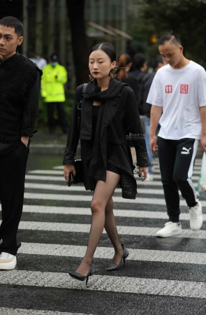 爱穿 黑 丝街拍高跟的气质姐姐
