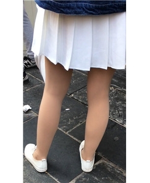 街拍小白色短裙丝袜美眉