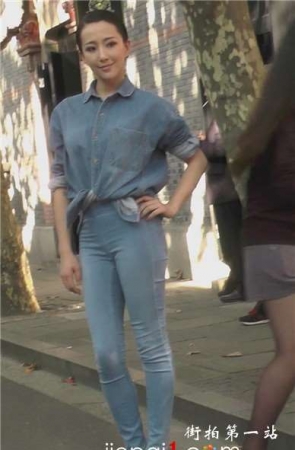 美腿好身材的牛仔美女，拍照很配合。[632 MB]