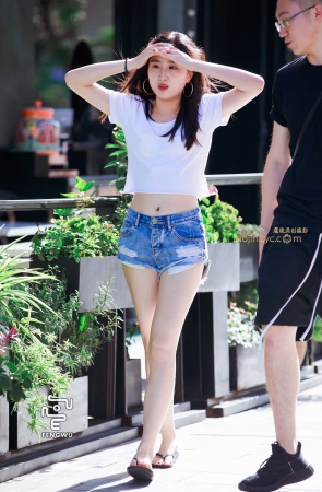 热裤，裸腿，人字拖，美女