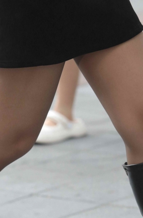 诱惑街拍丝袜少妇-13P