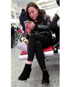 4k-候车室拍摄紧身黑裤美腿大美女