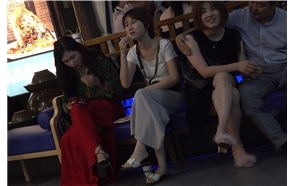 斯文的短发漂亮美女，一双精致脚丫 [1.84 GB/avi]