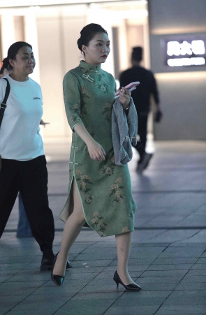 街拍肉丝高跟少妇-13P