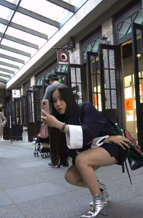 爱拍照的俩姐妹大街上摆出各种诱惑姿势