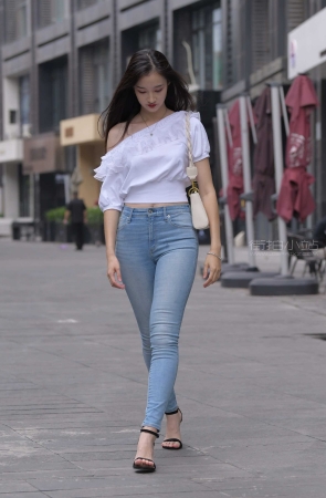 [一只麋鹿专区] 蓝色紧身牛仔裤美女 【图片➕视频】