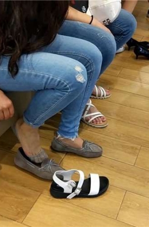 鞋店试鞋的女孩众多，美腿美脚丫令人目不暇接